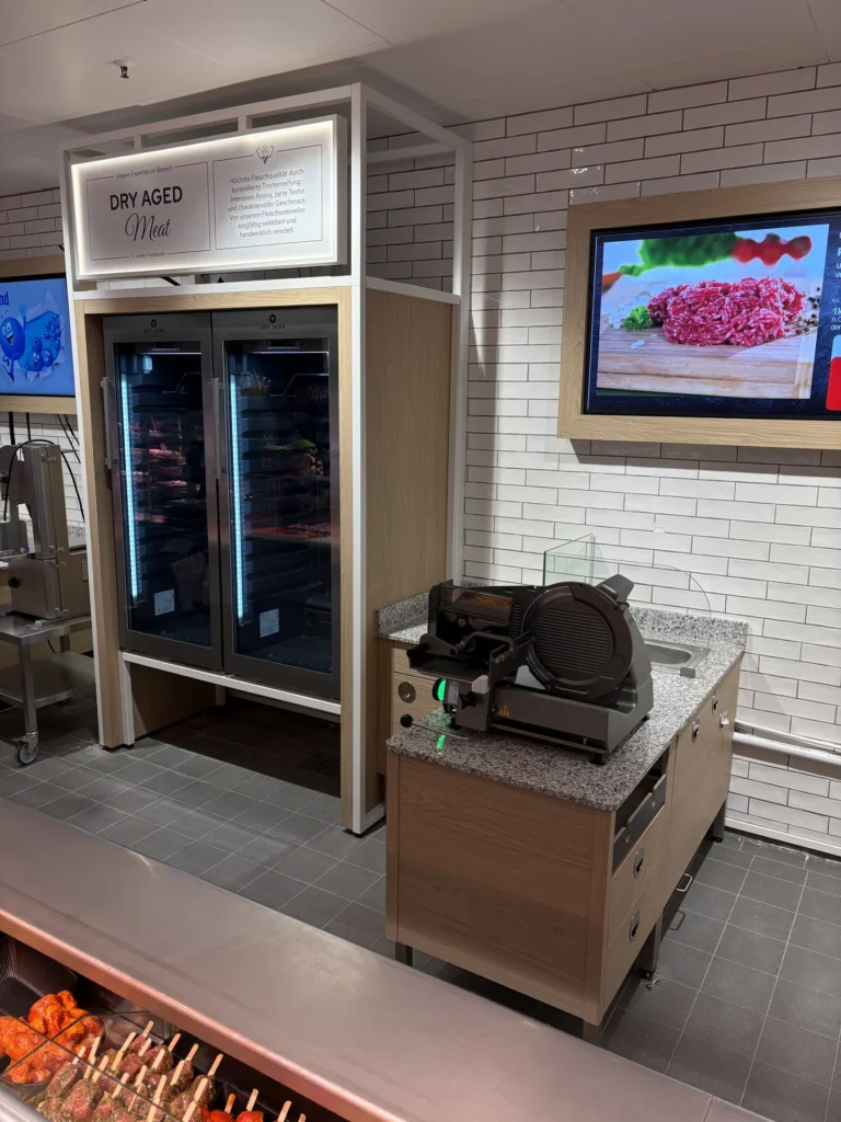Dry-Aged-Reifeschrank neben einer Aufschnittmaschine